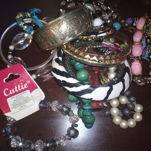 25 costume jewelry bracelet's